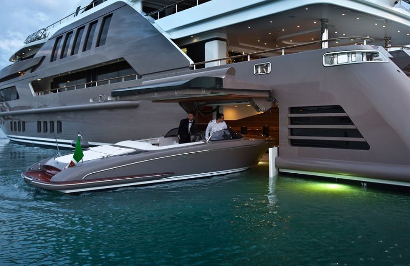 Мега-яхта с гаражом для катера, бассейном и спортивным залом