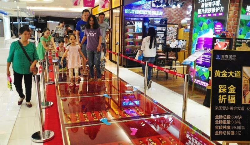 В китайском торговом центре пол выложили слитками чистого золота