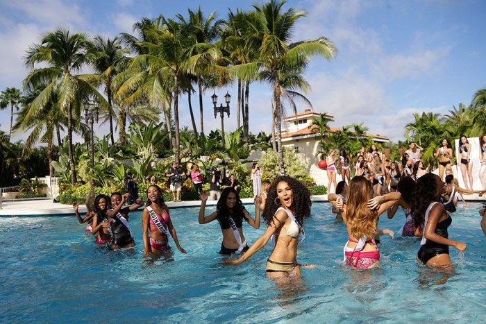 Дефиле девушек в купальниках на конкурсе Мисс Вселенная 2015