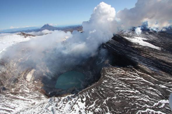 Самый высокий из действующих вулканов Евразии начал извергаться на Камчатке