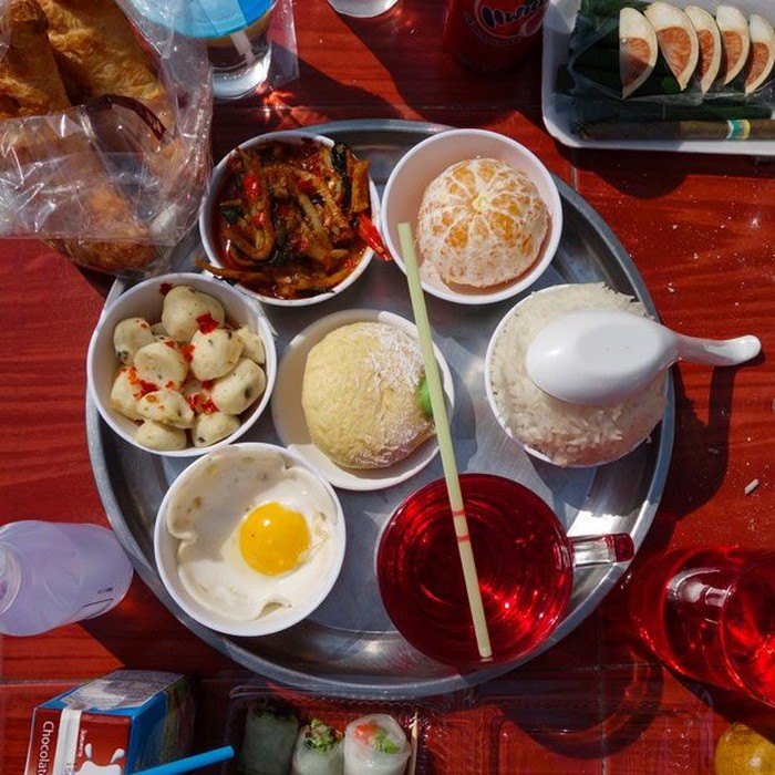 Разнообразная еда для тайских богов
