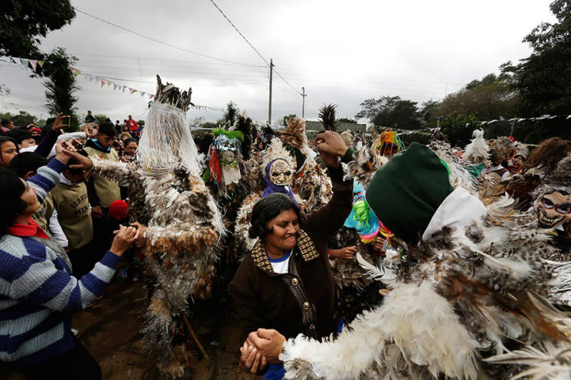 На фестивале перьев в Парагвае