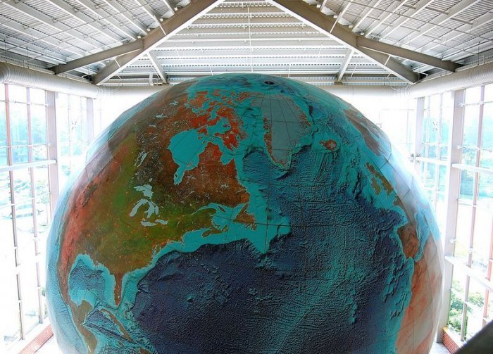 Крупнейший в мире глобус Земли Eartha