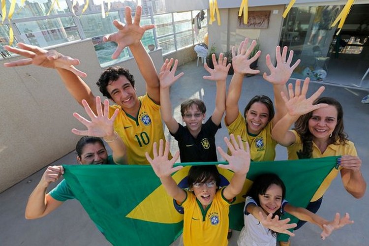У 14 человек из бразильской семьи по 6 пальцев