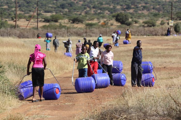 Нехитрое приспособление для доставки воды в Африке