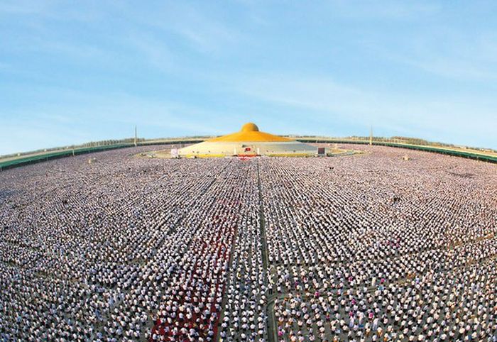 Миллион тайских школьников собрались помедитировать за мир во всем мире