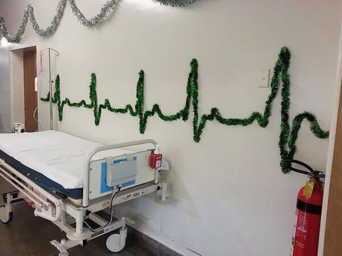Оригинальные рождественские и новогодние украшения от врачей