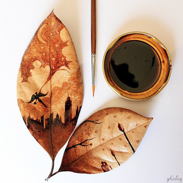 Рисунки на листьях остатками утреннего кофе