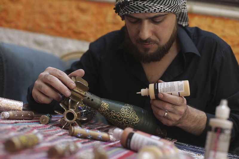 Сирийский художник расписывает минометные снаряды и гильзы