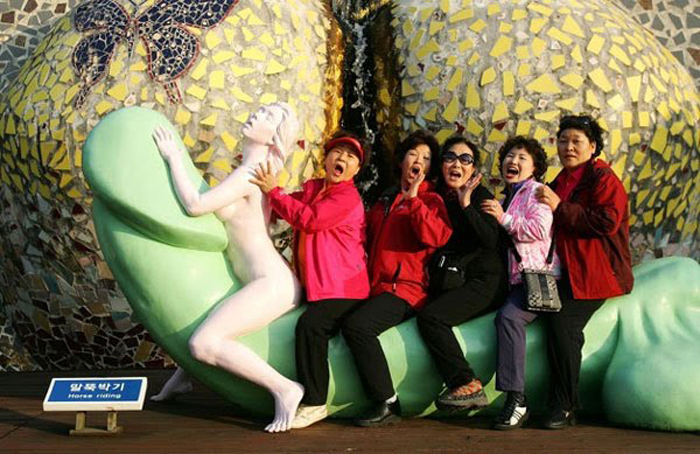 Смелые сексуальные фантазии в парке любви Jeju Loveland