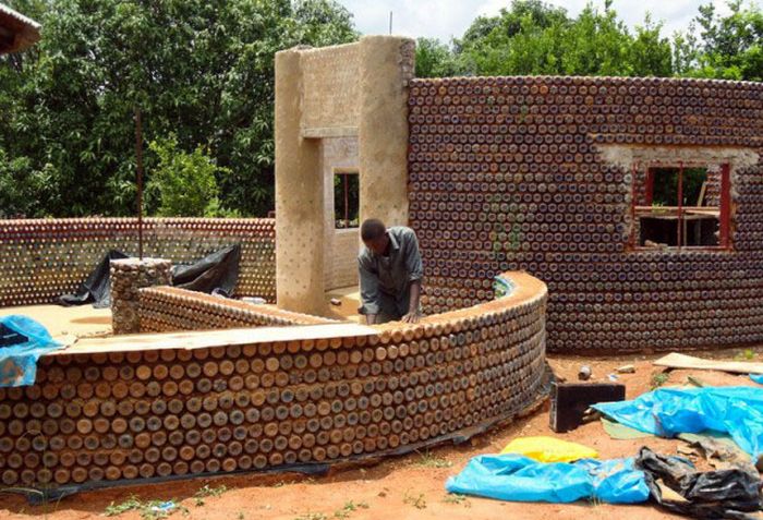 В Нигерии строят дома из пластиковых бутылок