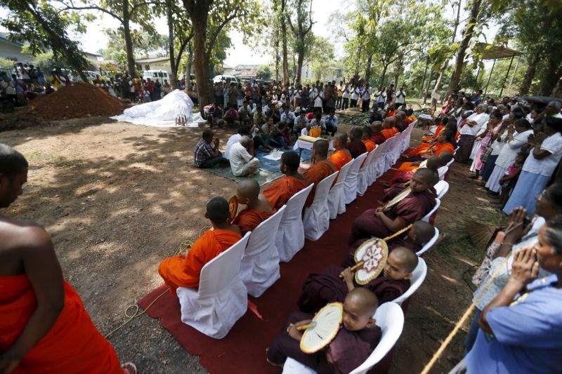 Как буддистские монахи хоронят слонов