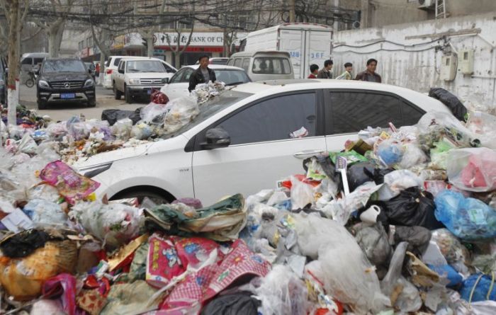 Китайские мусорщики проучили автомобилиста