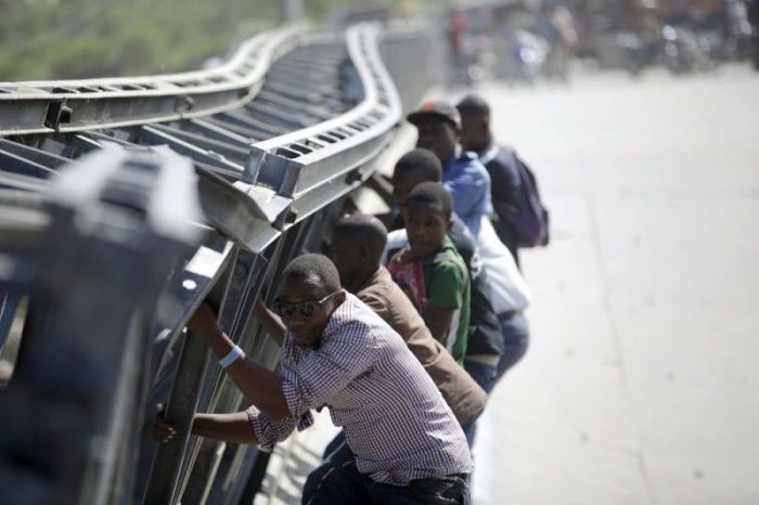 Жители Гаити пользуются по рухнувшим мостом