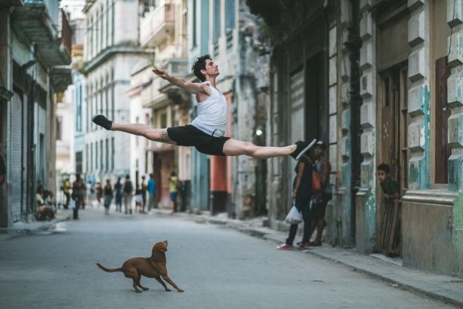 Фотографии танцоров на улицах Кубы