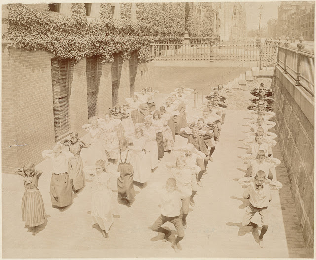 Как школьники занимались физкультурой в 1890-е годы в Бостоне