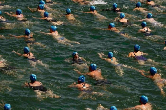 Массовый заплыв в голубых шапочках на Цюрихском озере