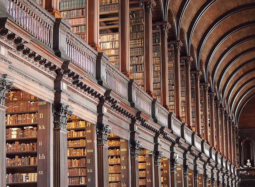 Впечатляющая библиотека Тринити-колледжа в Ирландии
