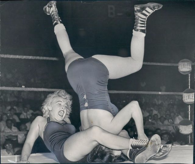 Женский реслинг – старые фотографии о том, что творят на ринге дамы