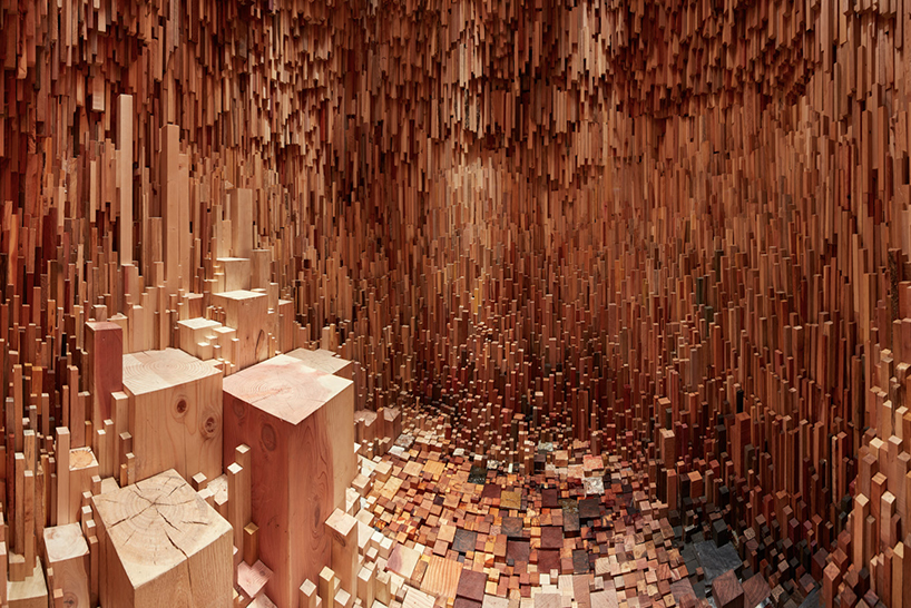 Инсталляция из 10000 брусков различных деревьев
