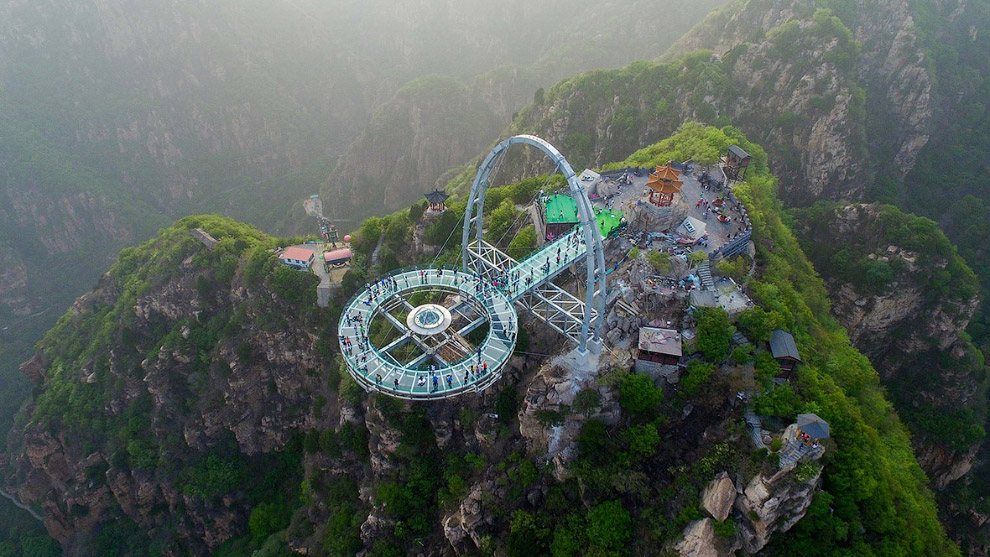 Стеклянная смотровая площадка на высоте 400 метров в Китае