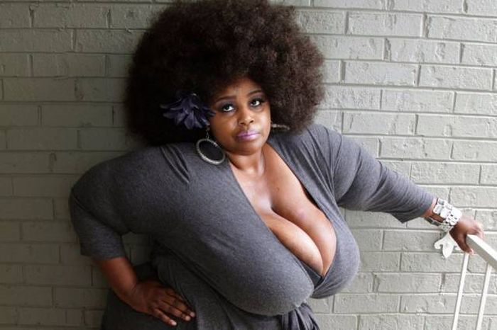 Женщина зарабатывает до 1300 долларов в день, делая массаж своей огромной грудью