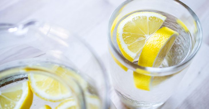 11 потрясающих свойств лимонной воды