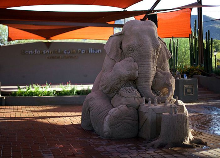 Песчаная скульптура: слон и мышь играют в шахматы
