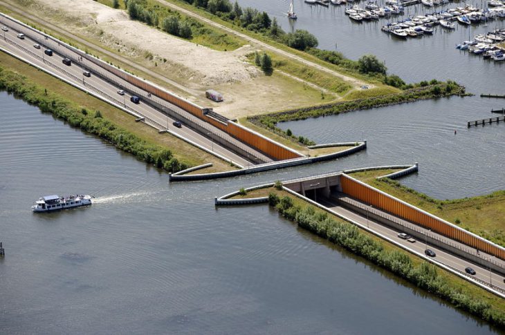 Водный мост в Голландии, нарушающий все законы физики