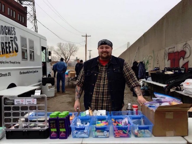Как житель Сент-Луиса помогает бездомным с вопросами гигиены