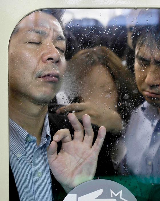 Обычная давка в токийском метро