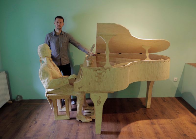 Удивительная скульптура пианиста из спичек
