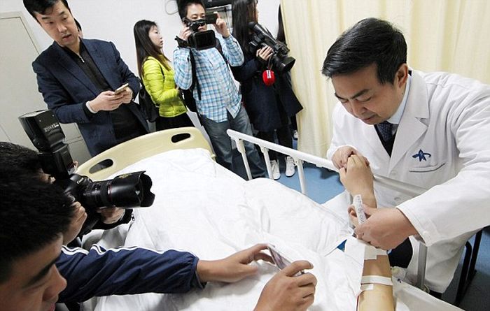 Китайские врачи вырастили ухо на руке пациента