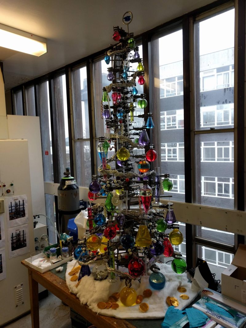 Как сотрудники химических лабораторий наряжают новогоднюю елку