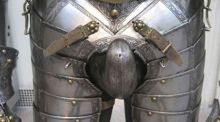 Как средневековые рыцари в доспехах справляли нужду