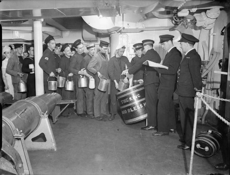 Морякам британского флота ежедневно выдавали по ведерку рома