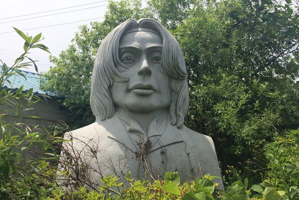 Парк уродливых скульптур знаменитостей в Южной Корее