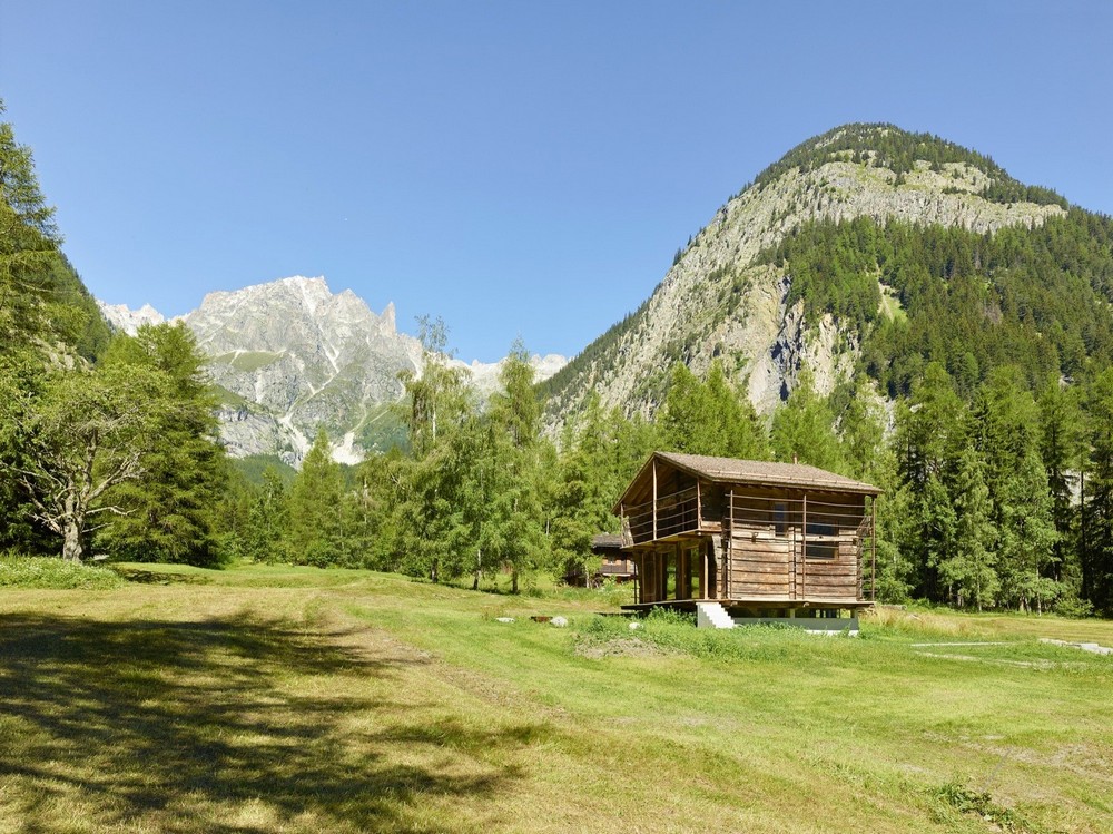 Дом внутри старого амбара в Швейцарских Альпах