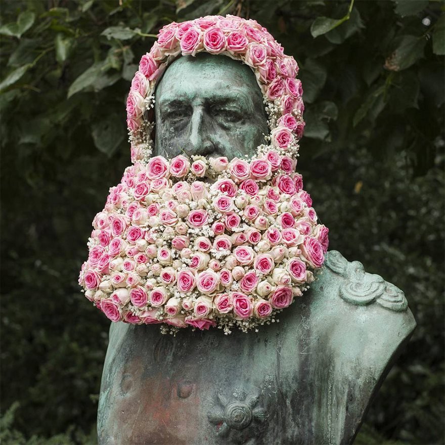 Городские скульптуры с цветочными коронами и бородами