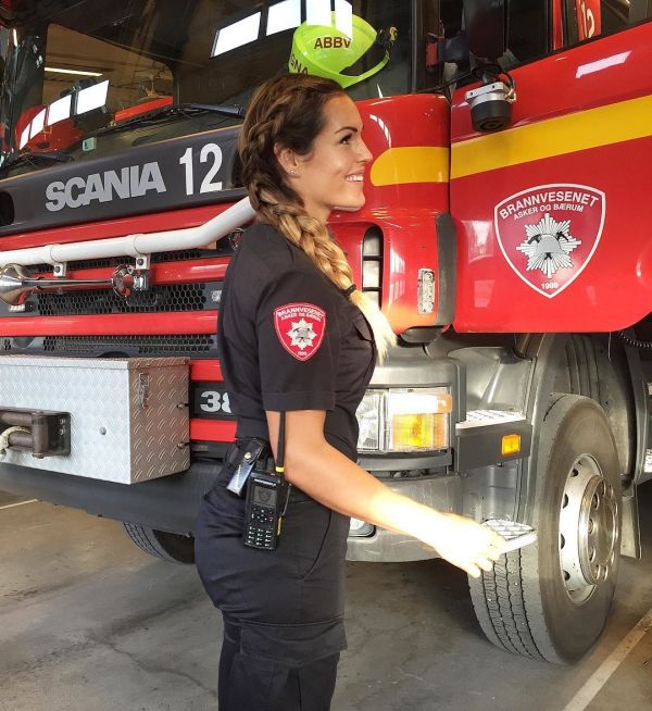 Гунн Нартен — привлекательная женщина-пожарный