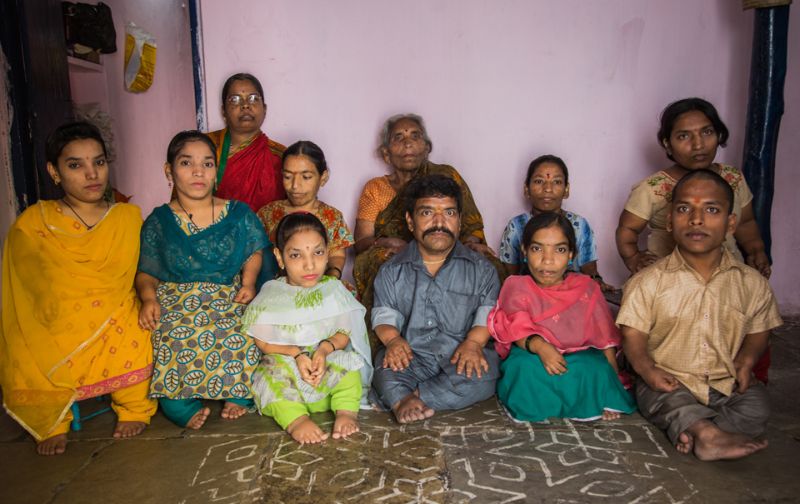 Индийская семья с девятью карликами