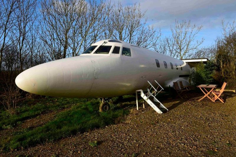 Любитель авиации превратил списанный самолет в загородное жилье