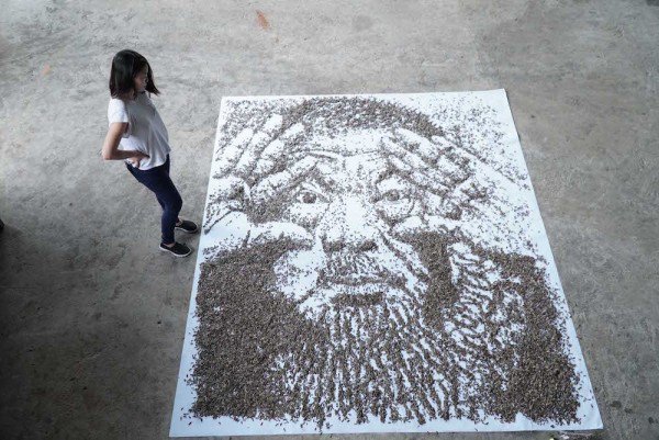 Художница создала портрет из 20 000 семечек