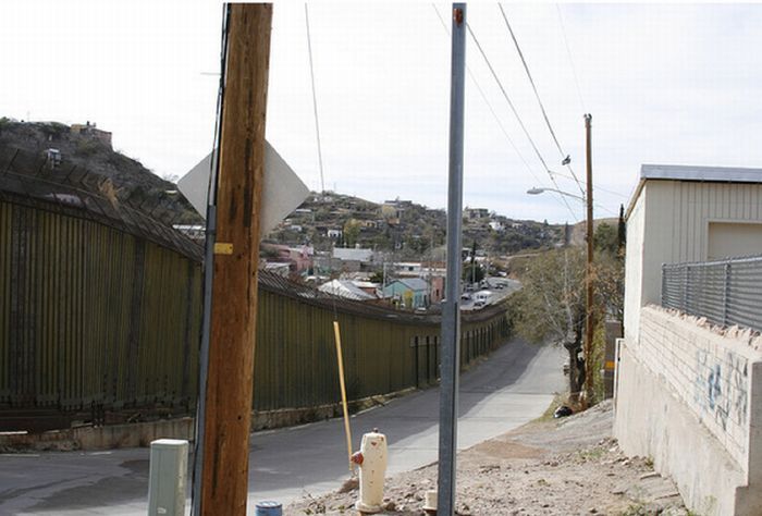 Забор на границе между США и Мексикой