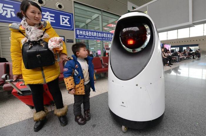 Первый робот-патрульный на китайском вокзале