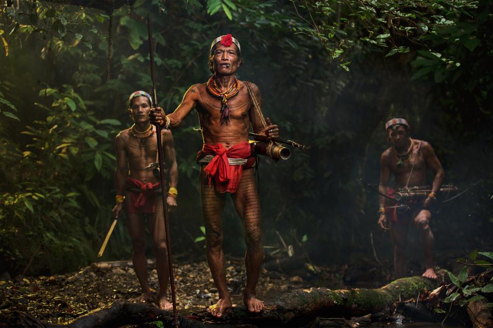 Последние представители изолированного племени Ментаваи в Индонезии