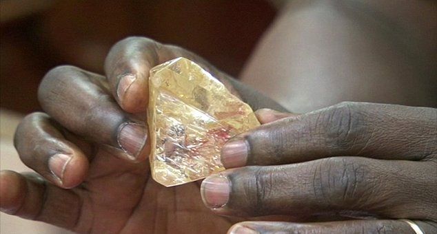 Африканский священник откопал гигантский алмаз
