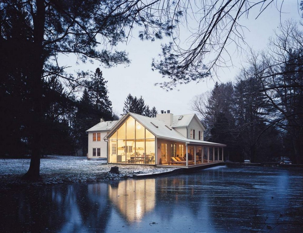 Фермерский домик на берегу озера в США