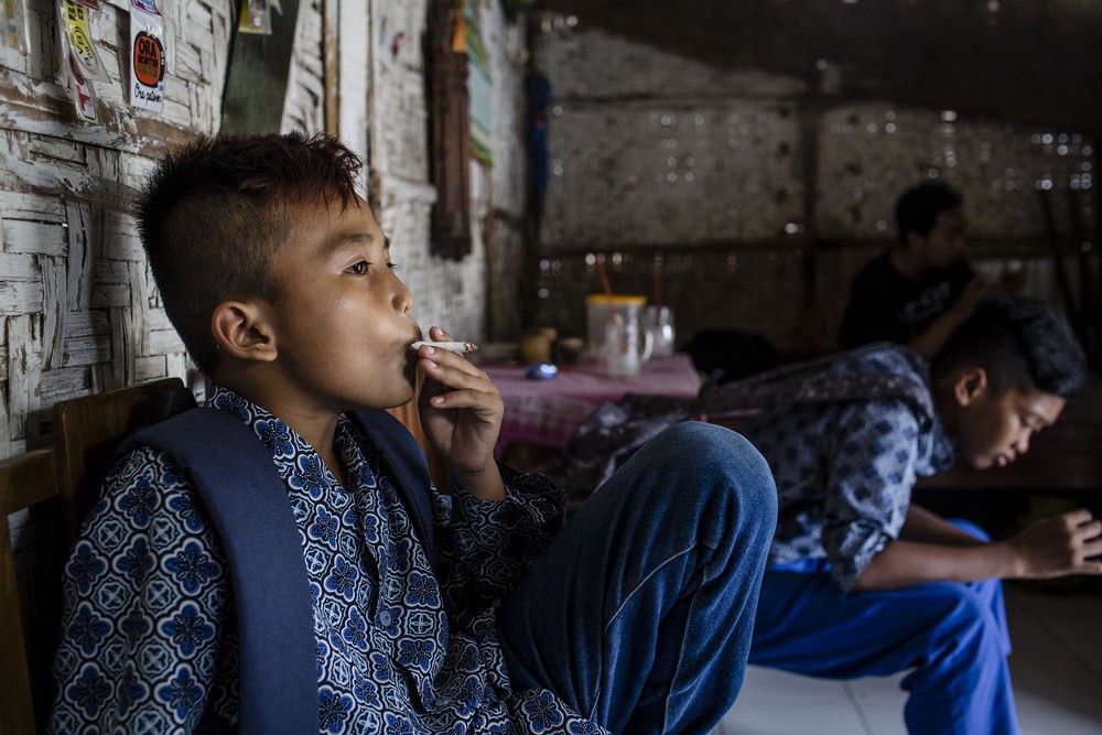 Курение среди детей в Индонезии