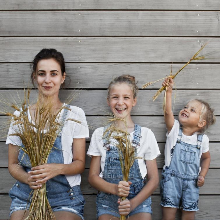Модный тренд сезона Family Look — замечательные фото мамы и дочки в одинаковых платьях